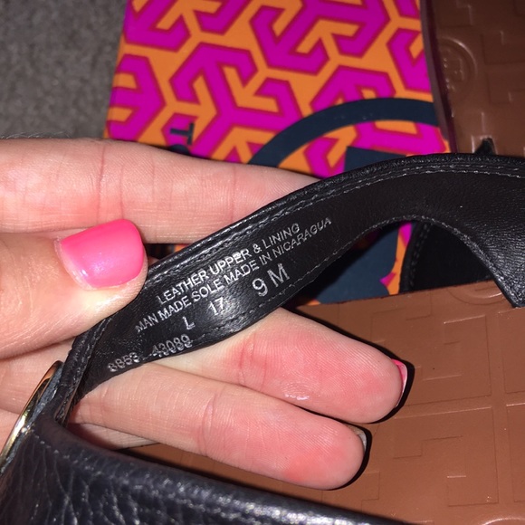 NIB Tory Burch Thora Black Tumbled Leather Sandals - Picture 4 of 7